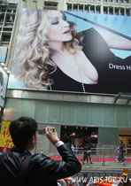 Реклама магазин ХМ (H&M) с фотографией "Мадонны"