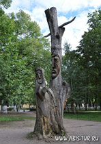 Деревянная скульптура в Парке Эспланады в Хельсинки