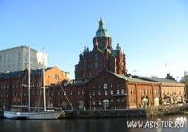 Здание Успенского собора в Хельсинки вид с воды
